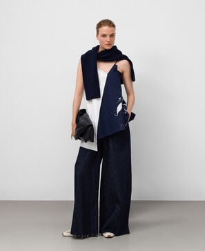 Combined asymmetrical top woman