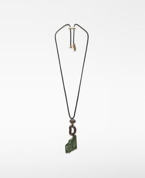 Colar com peças em resina para mulher