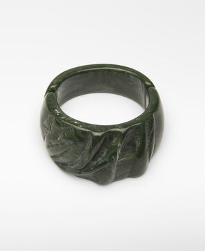 Embossed resin bracelet woman