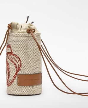 Bandolera cil&iacute;ndrica textura rafia