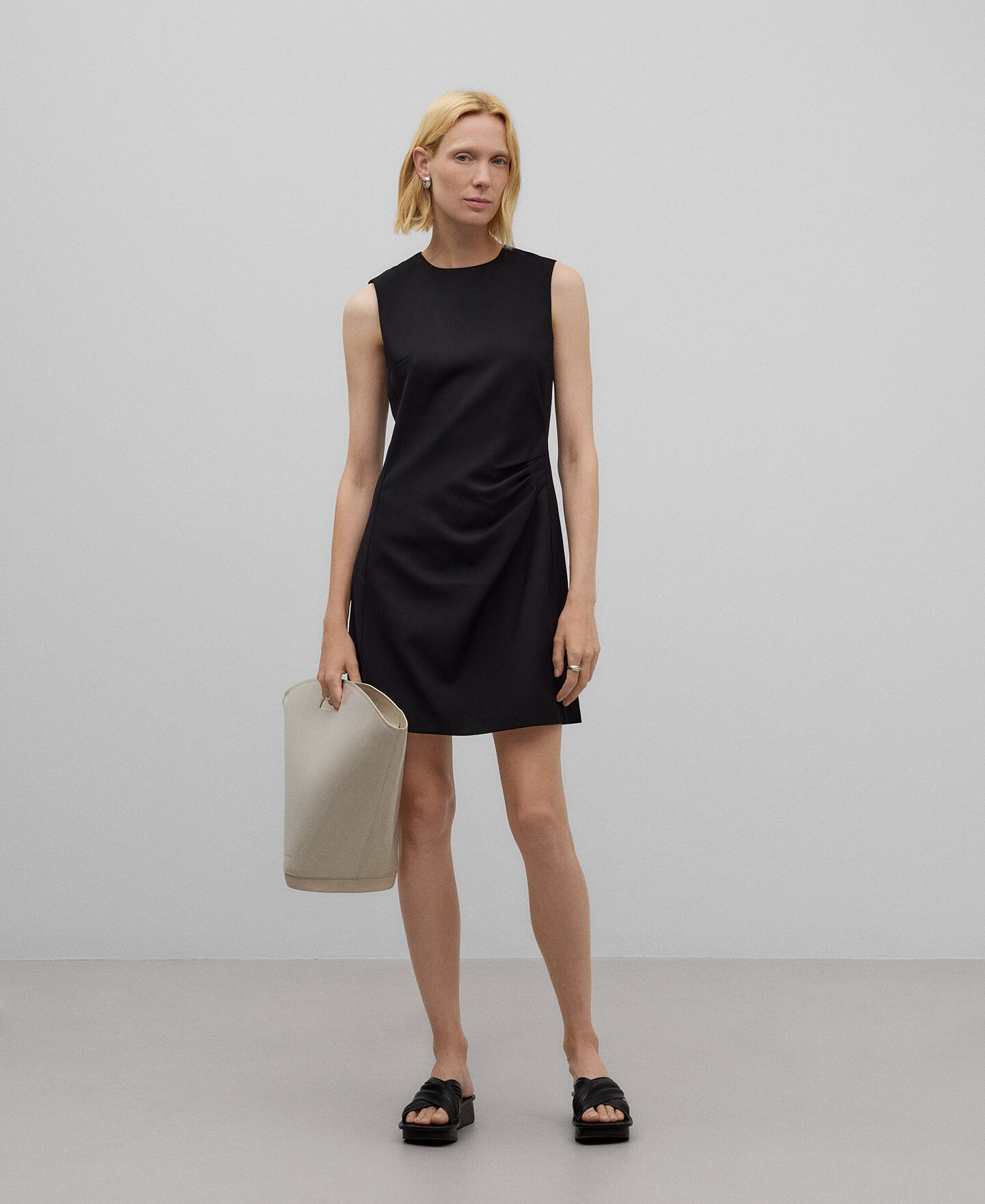 Robe cintrée noire on sale