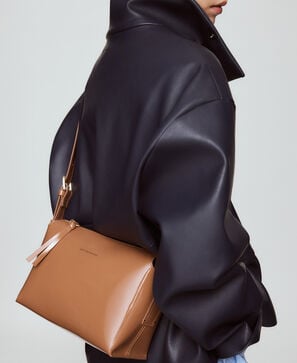 Bandolera mediana Mica textura charol