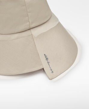 アシンメトリーデザインのコンビハット