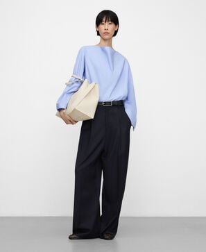 Drapierte Bluse mit U-Boot-Ausschnitt