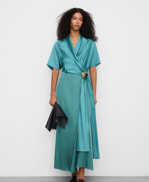 Robe crois&eacute;e en satin avec boucle