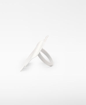 Lacquered metal plate ring woman