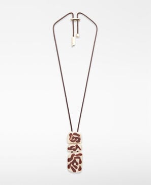 Collier &agrave; pi&egrave;ces en r&eacute;sine