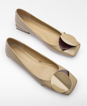 Patent leather heeled ballerina woman