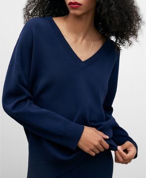 Basic V-neckline sweater