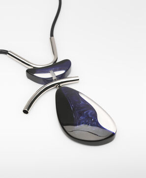 Necklace with movable resin pieces