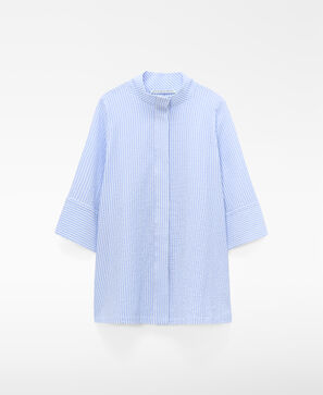 Camisa com gola em V &agrave;s riscas em seersucker