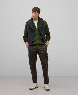 Pantal&oacute;n cargo algod&oacute;n verde hombre