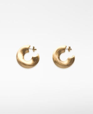Irregular metal hoops woman