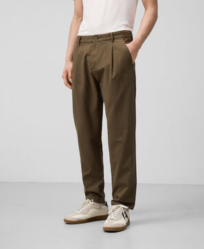 Calças chino relaxed fit para homem