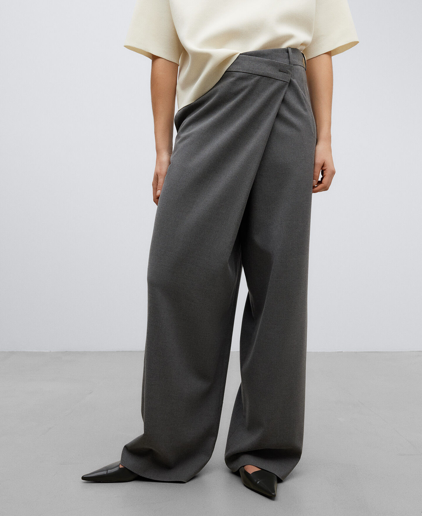 Asymmetric tailored grey trousers woman