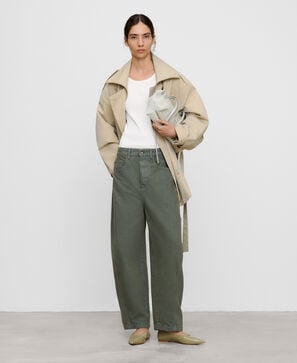 Cal&ccedil;a de algod&atilde;o jeans com ajuste em barril,
