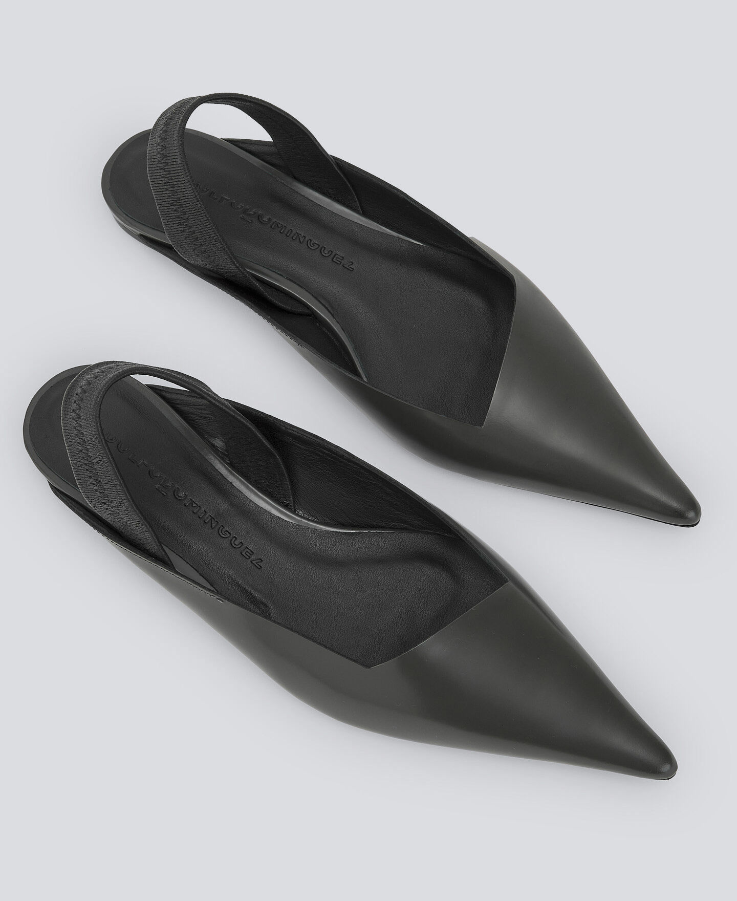 グレーのレスポンシブルレザーシューズ