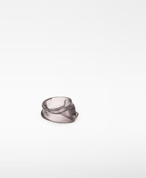 Anillo resina trasl&uacute;cida mujer
