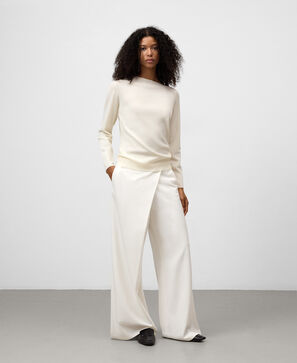 Pull femme à encolure asymétrique