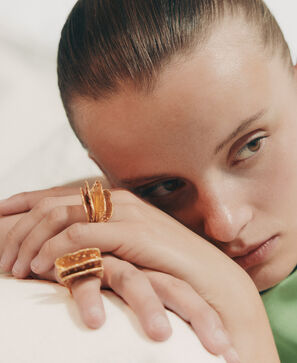 Maxi ring with tape measure design