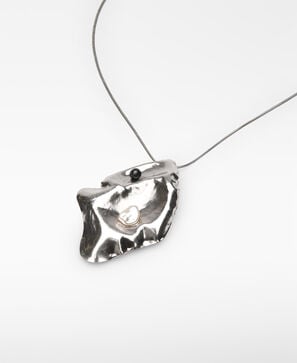 Metal necklace with pearl woman