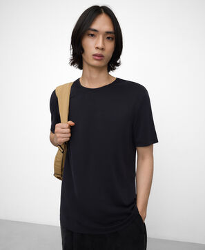 Camiseta cuello caja modal