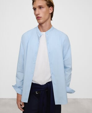 Camisa de algod&atilde;o com corte regular e gola mandarim