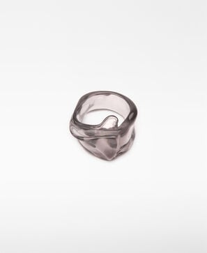Anillo resina trasl&uacute;cida mujer