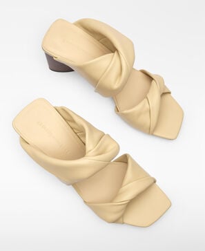 Sandalia tac&oacute;n tiras torsionadas piel