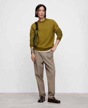 Pantal&oacute;n chino regular fit pinzas