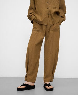 しわ加工のジョギングスパンツ