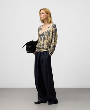 Jersey estampado cuello pico mujer