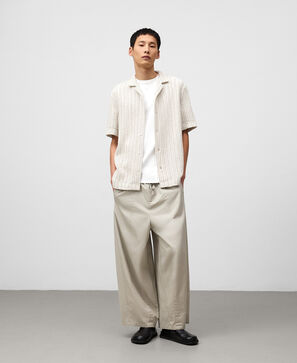 Camisa estructura cuello bowling hombre