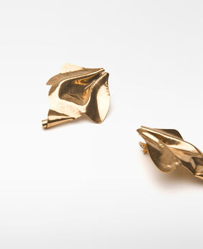 Embossed large earrings woman