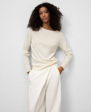 Pull femme à encolure asymétrique