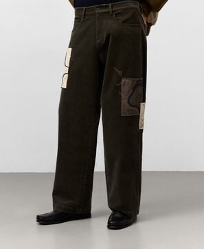 Calças de veludo cotelê para homem.