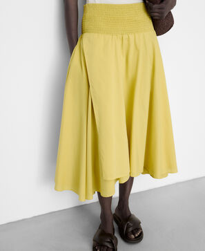 Saia midi assim&eacute;trica com smock