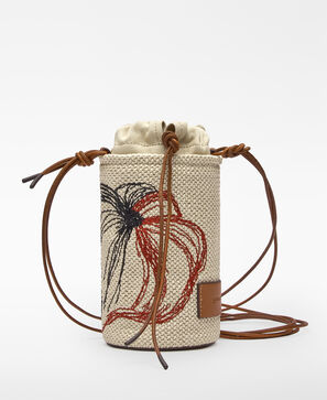 Bolsa cil&iacute;ndrica com textura de r&aacute;fia