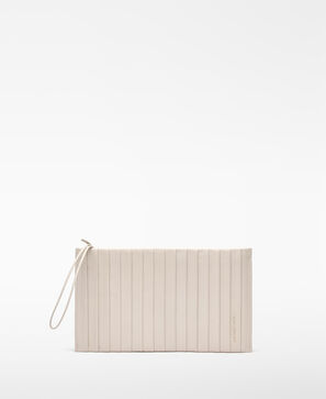 Clutch retangular em pele plissada