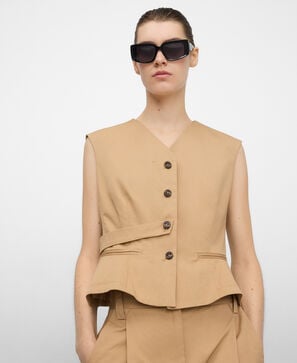 Colete alfaiate com presilhas em algod&atilde;o org&acirc;nico