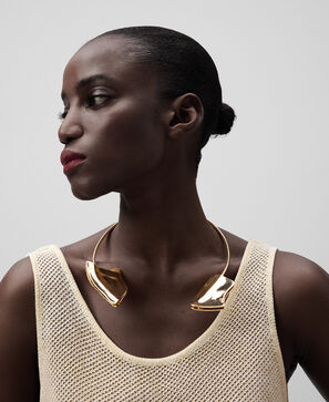 Metallic choker with gold pieces woman