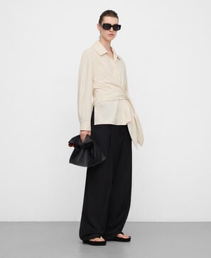 Camisa com n&oacute; lateral em algod&atilde;o