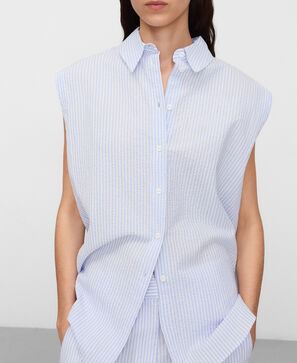 Seersucker striped armhole sleeve shirt