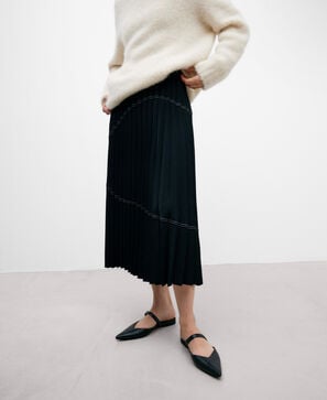 Black pleated skirt woman