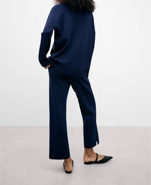 Basic V-neckline sweater