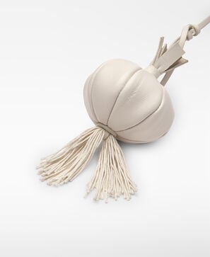 Garlic-shaped leather keychain