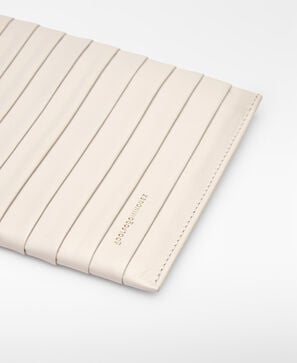 Clutch retangular em pele plissada