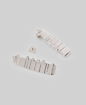 Flat textured earring woman