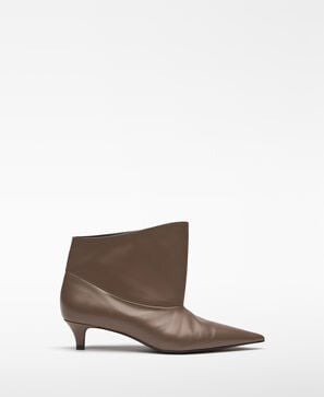 Bota assim&eacute;trica de cano curto em pele