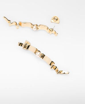 Metal earrings with pearls woman